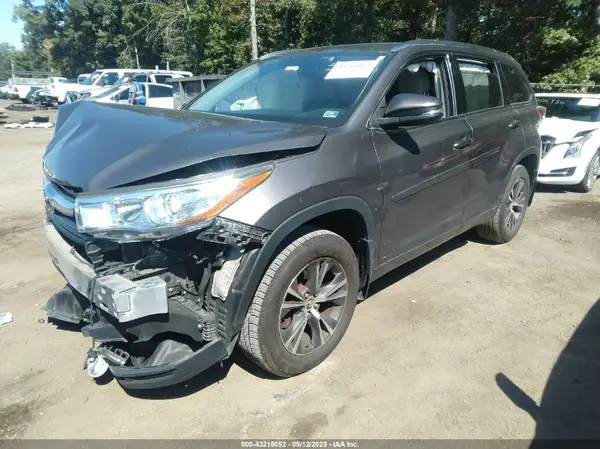 5TDJKRFHXGS258971 2016 TOYOTA HIGHLANDER - Image 2