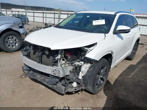 5TDJKRFHXGS269341 2016 TOYOTA HIGHLANDER - Image 2