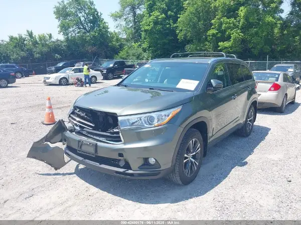5TDJKRFHXGS305156 2016 TOYOTA HIGHLANDER - Image 2