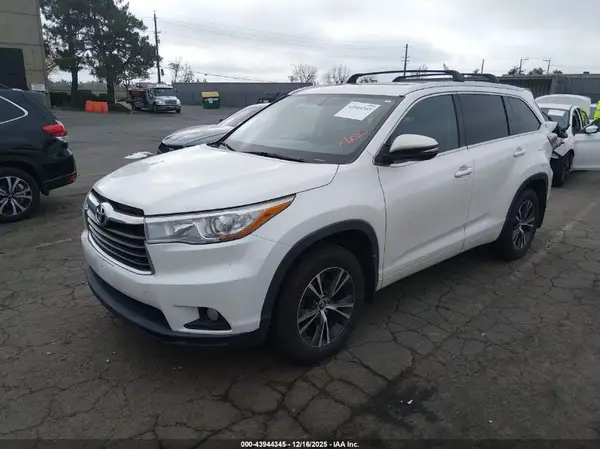5TDJKRFHXGS307649 2016 TOYOTA HIGHLANDER - Image 2