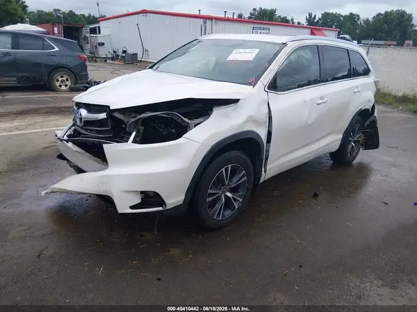 5TDJKRFHXGS322197 2016 TOYOTA HIGHLANDER - Image 2