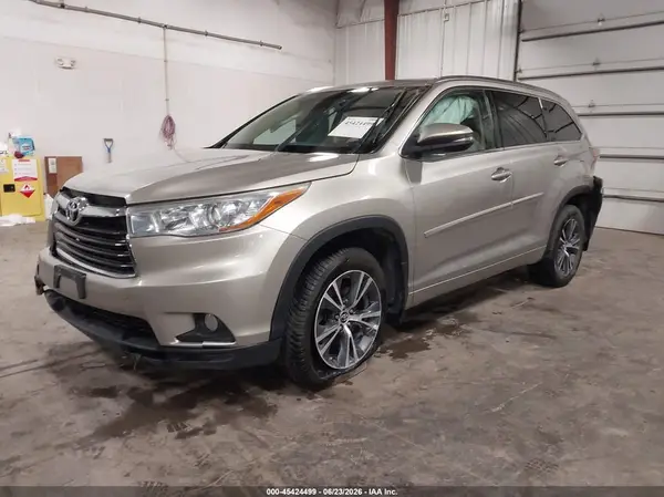 5TDJKRFHXGS501758 2016 TOYOTA HIGHLANDER - Image 2