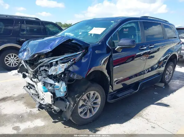5TDJRKEC1PS136816 2023 TOYOTA SIENNA - Image 2