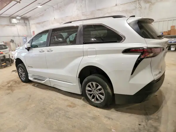 5TDJRKEC1PS177821 2023 TOYOTA SIENNA - Image 2