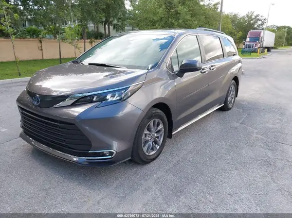 5TDJRKEC1RS204762 2024 TOYOTA SIENNA - Image 2
