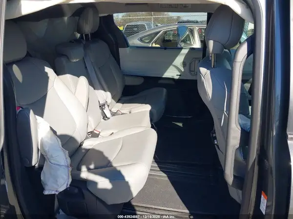 5TDJRKEC1SS268774 2025 TOYOTA SIENNA - Image 8