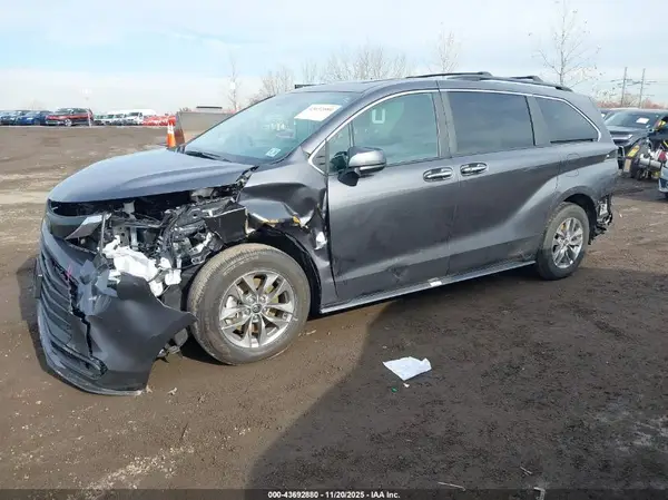 5TDJRKEC2SS257489 2025 TOYOTA SIENNA - Image 2