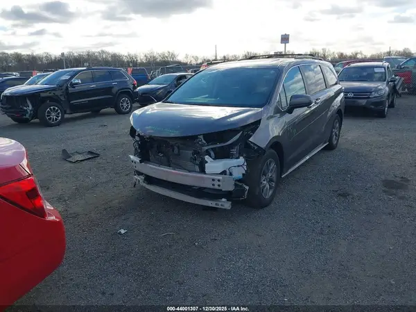 5TDJRKEC3RS180402 2024 TOYOTA SIENNA - Image 2