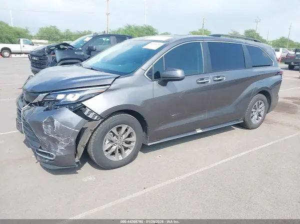 5TDJRKEC4RS185592 2024 TOYOTA SIENNA - Image 2