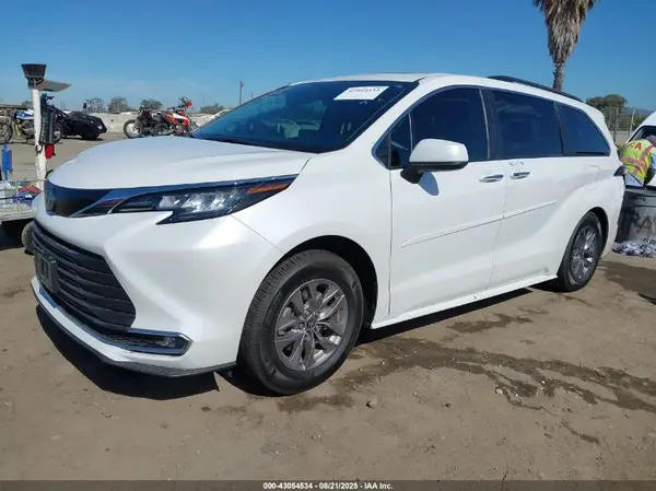 5TDJRKEC5PS167082 2023 TOYOTA SIENNA - Image 2