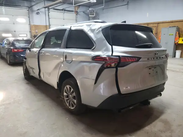 5TDJRKEC6NS111083 2022 TOYOTA SIENNA - Image 2