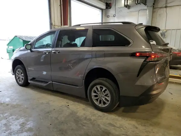 5TDJRKEC6NS128546 2022 TOYOTA SIENNA - Image 2