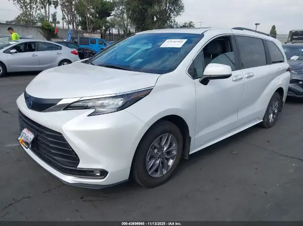 5TDJRKEC6SS249766 2025 TOYOTA SIENNA - Image 2