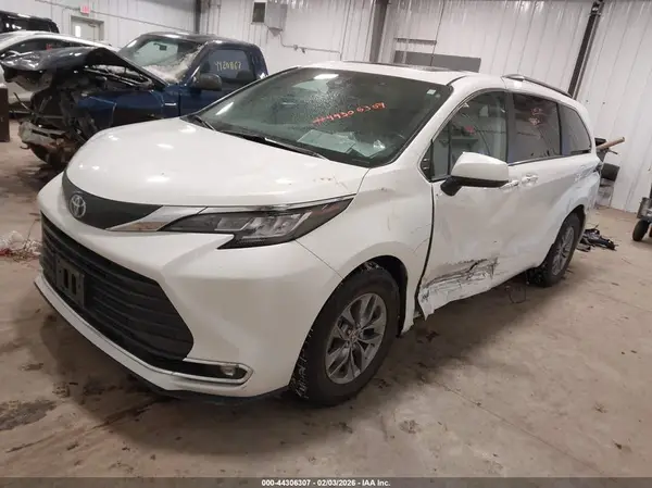 5TDJRKEC7MS002646 2021 TOYOTA SIENNA - Image 2