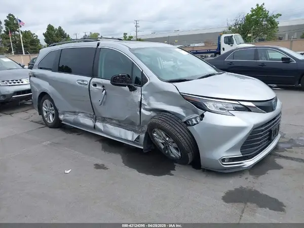 5TDJRKEC8NS135921 2022 TOYOTA SIENNA - Image 1