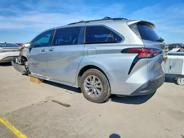 5TDJRKEC9MS017360 2021 TOYOTA SIENNA - Image 2