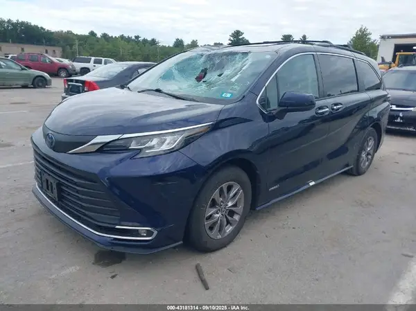 5TDJSKFC9MS011982 2021 TOYOTA SIENNA - Image 2