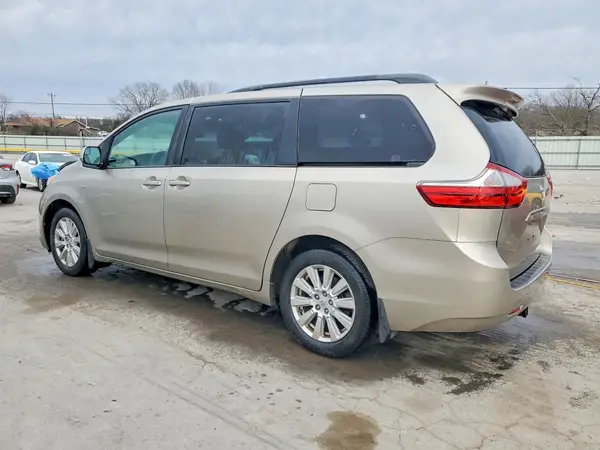 5TDJZ3DC0HS149078 2017 TOYOTA SIENNA - Image 2