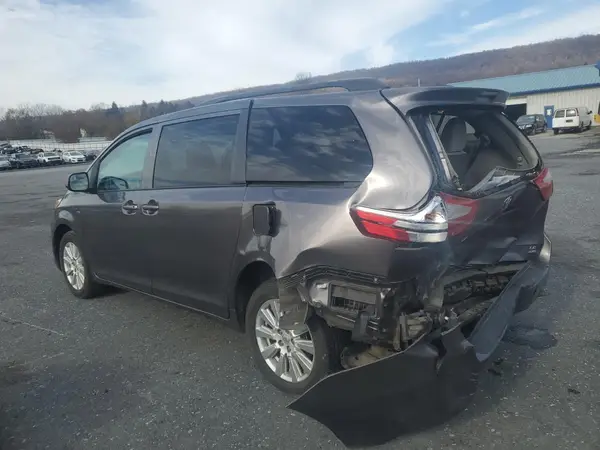 5TDJZ3DC0HS149419 2017 TOYOTA SIENNA - Image 2