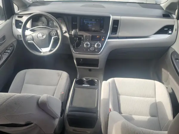 5TDJZ3DC0HS149419 2017 TOYOTA SIENNA - Image 8