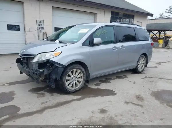 5TDJZ3DC0HS149744 2017 TOYOTA SIENNA - Image 2