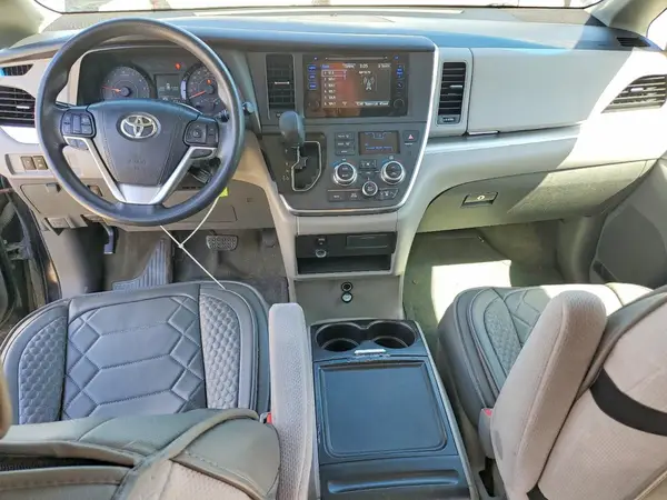 5TDJZ3DC0HS151817 2017 TOYOTA SIENNA - Image 8