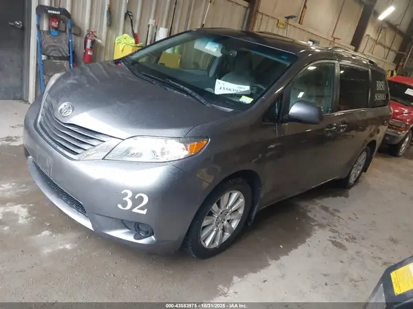 5TDJZ3DC0HS164597 2017 TOYOTA SIENNA - Image 2