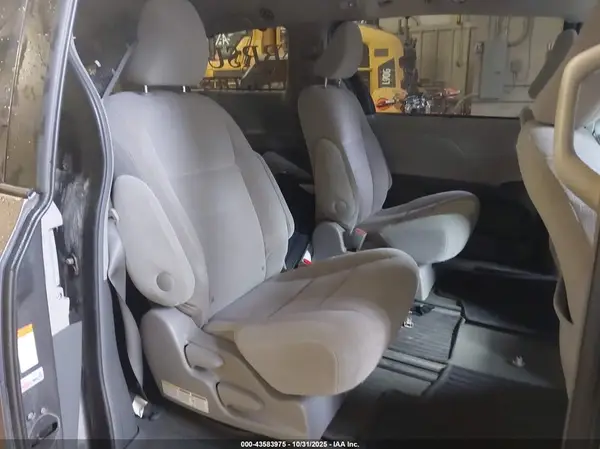 5TDJZ3DC0HS164597 2017 TOYOTA SIENNA - Image 8
