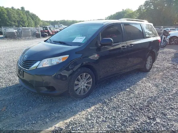 5TDJZ3DC0HS167239 2017 TOYOTA SIENNA - Image 2