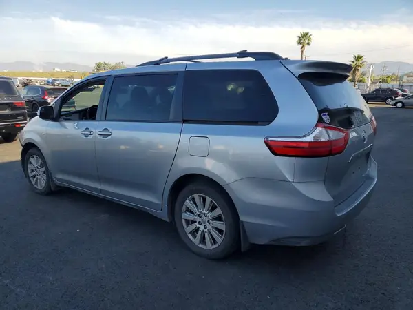 5TDJZ3DC0HS168827 2017 TOYOTA SIENNA - Image 2