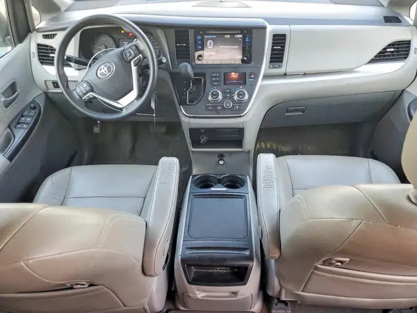 5TDJZ3DC0HS168827 2017 TOYOTA SIENNA - Image 8