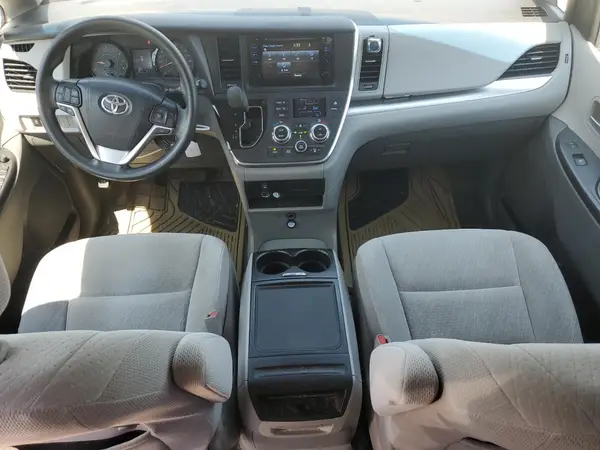 5TDJZ3DC0HS173865 2017 TOYOTA SIENNA - Image 8