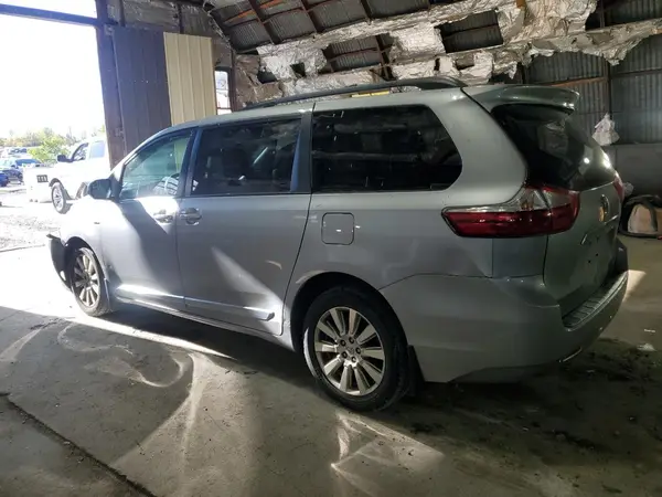 5TDJZ3DC0HS174143 2017 TOYOTA SIENNA - Image 2