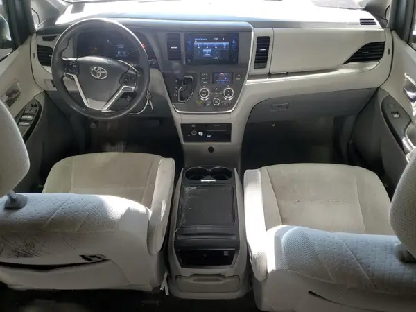 5TDJZ3DC0HS174143 2017 TOYOTA SIENNA - Image 8
