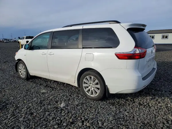5TDJZ3DC0HS182033 2017 TOYOTA SIENNA - Image 2