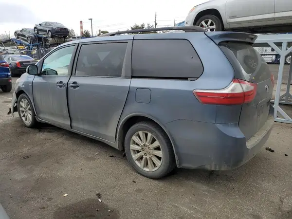 5TDJZ3DC0HS182825 2017 TOYOTA SIENNA - Image 2