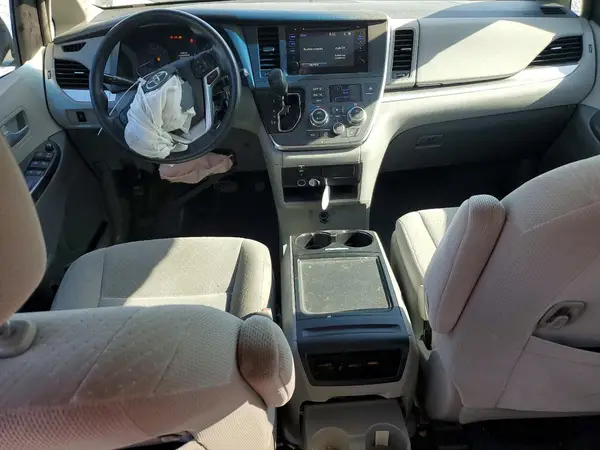 5TDJZ3DC0HS185093 2017 TOYOTA SIENNA - Image 8