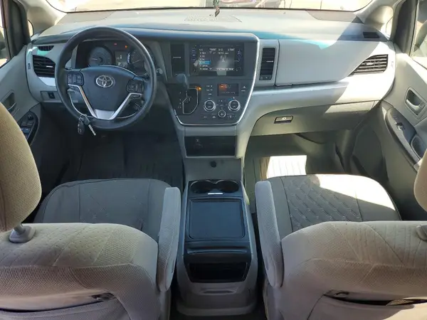 5TDJZ3DC0HS186762 2017 TOYOTA SIENNA - Image 8