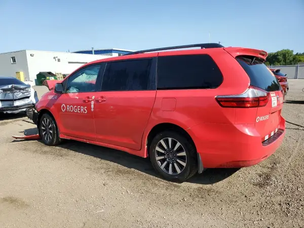 5TDJZ3DC0JS189134 2018 TOYOTA SIENNA - Image 2