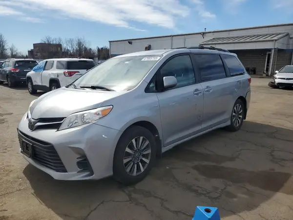 5TDJZ3DC0JS189263 2018 TOYOTA SIENNA - Image 1