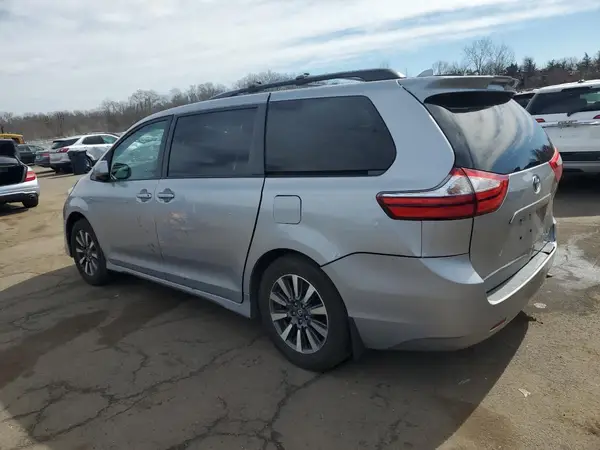 5TDJZ3DC0JS189263 2018 TOYOTA SIENNA - Image 2