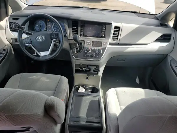 5TDJZ3DC0JS189263 2018 TOYOTA SIENNA - Image 8