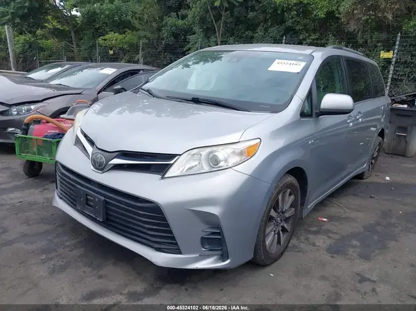 5TDJZ3DC0JS189425 2018 TOYOTA SIENNA - Image 2