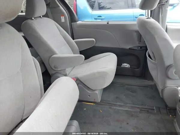 5TDJZ3DC0JS189425 2018 TOYOTA SIENNA - Image 8