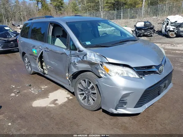 5TDJZ3DC0JS193684 2018 TOYOTA SIENNA - Image 1