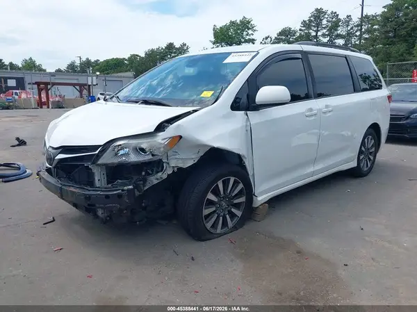 5TDJZ3DC0JS204862 2018 TOYOTA SIENNA - Image 2