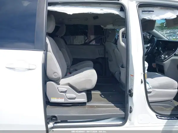 5TDJZ3DC0JS204862 2018 TOYOTA SIENNA - Image 8