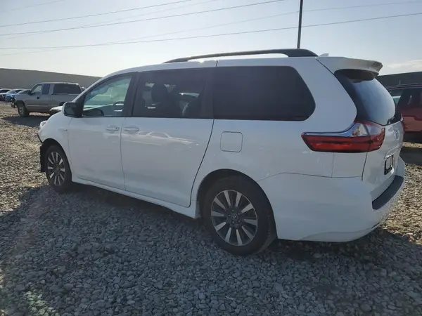 5TDJZ3DC0JS209656 2018 TOYOTA SIENNA - Image 2