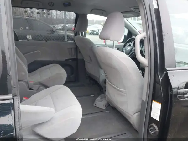 5TDJZ3DC0KS214728 2019 TOYOTA SIENNA - Image 8