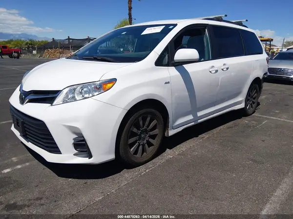 5TDJZ3DC0KS219072 2019 TOYOTA SIENNA - Image 2